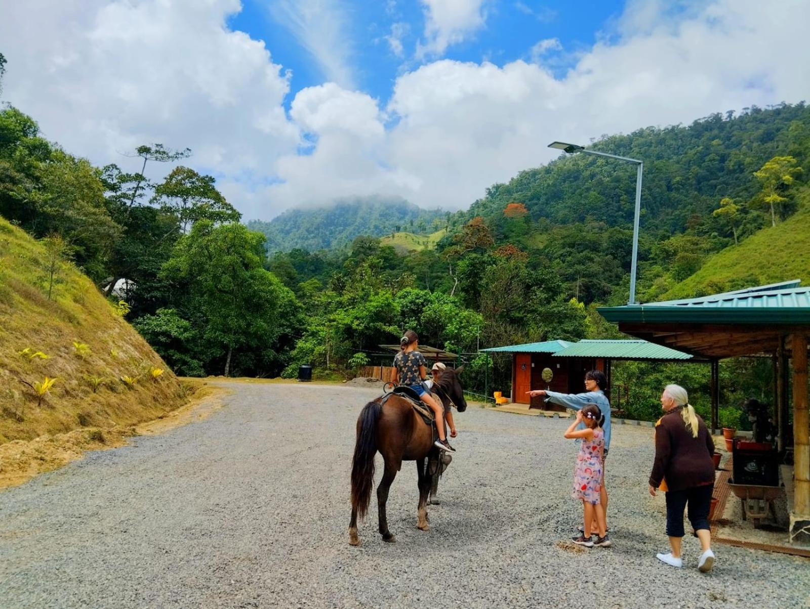 Hotel Rivel - Restaurant & Nature Retreat Turrialba Exterior photo